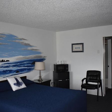 Lighthouse Cove Inn Bandon Exterior foto A room at the motel