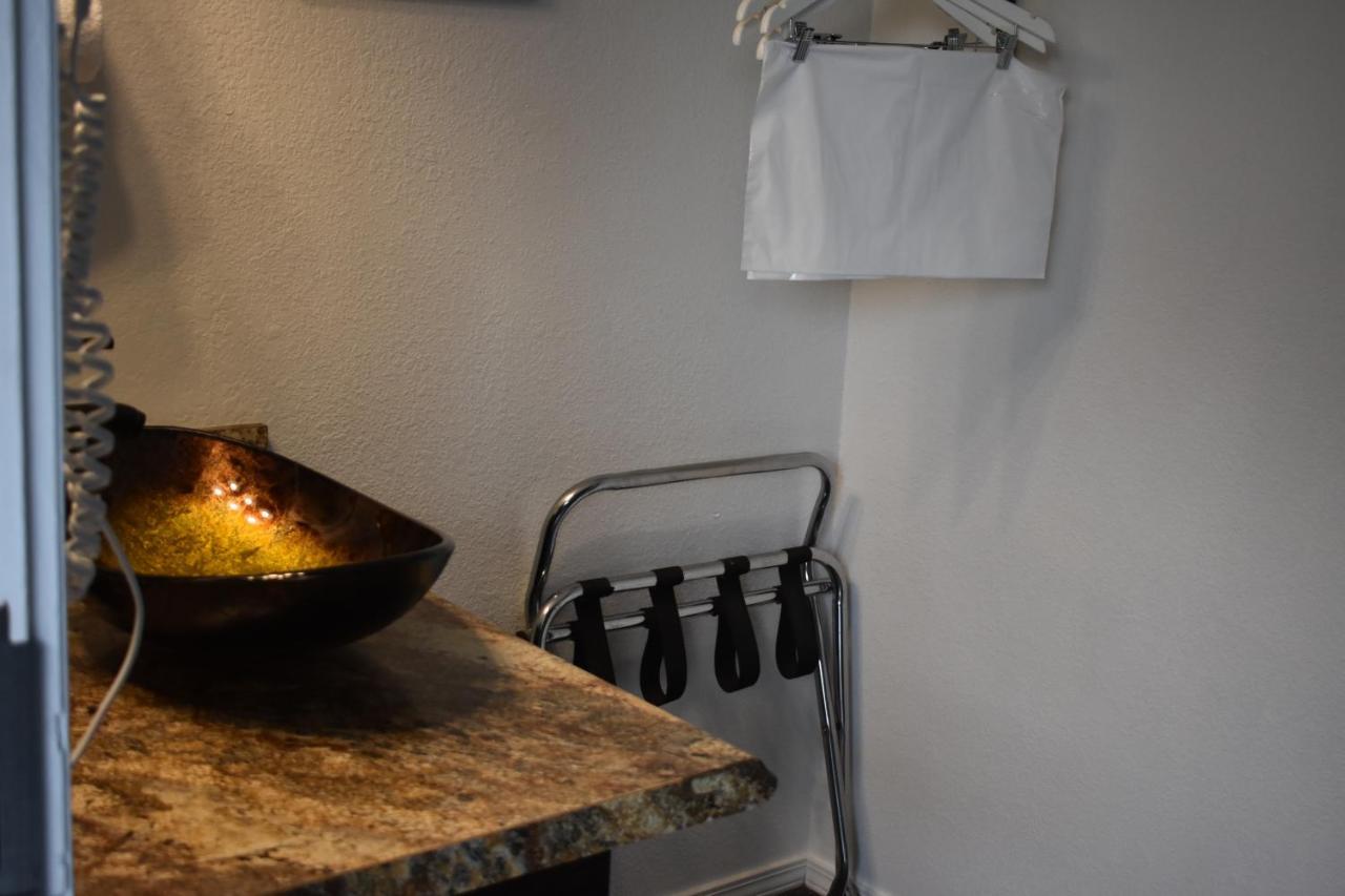 Lighthouse Cove Inn Bandon Exterior foto A tea bag warmer