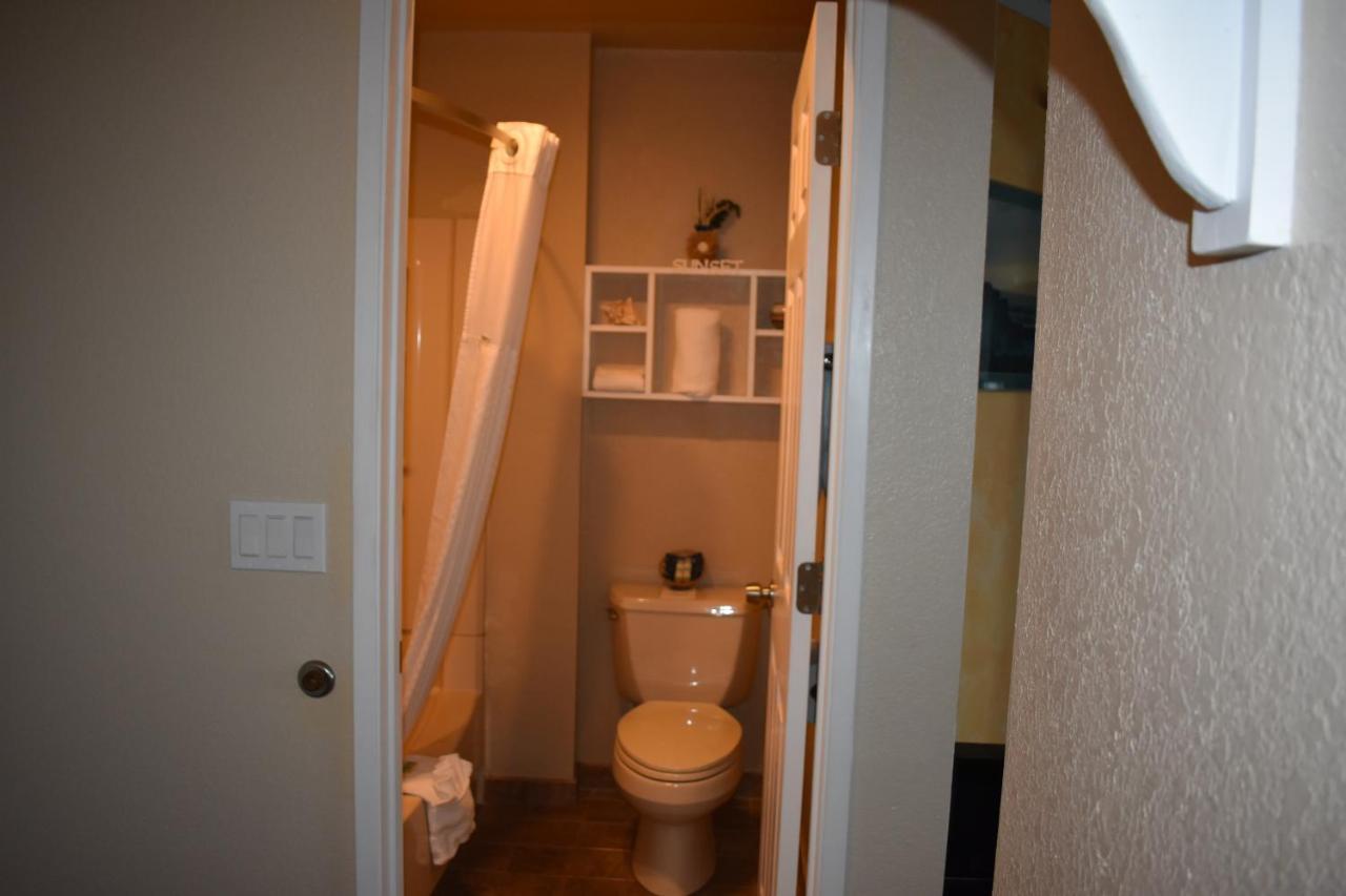 Lighthouse Cove Inn Bandon Exterior foto A typical bathroom in a hotel room