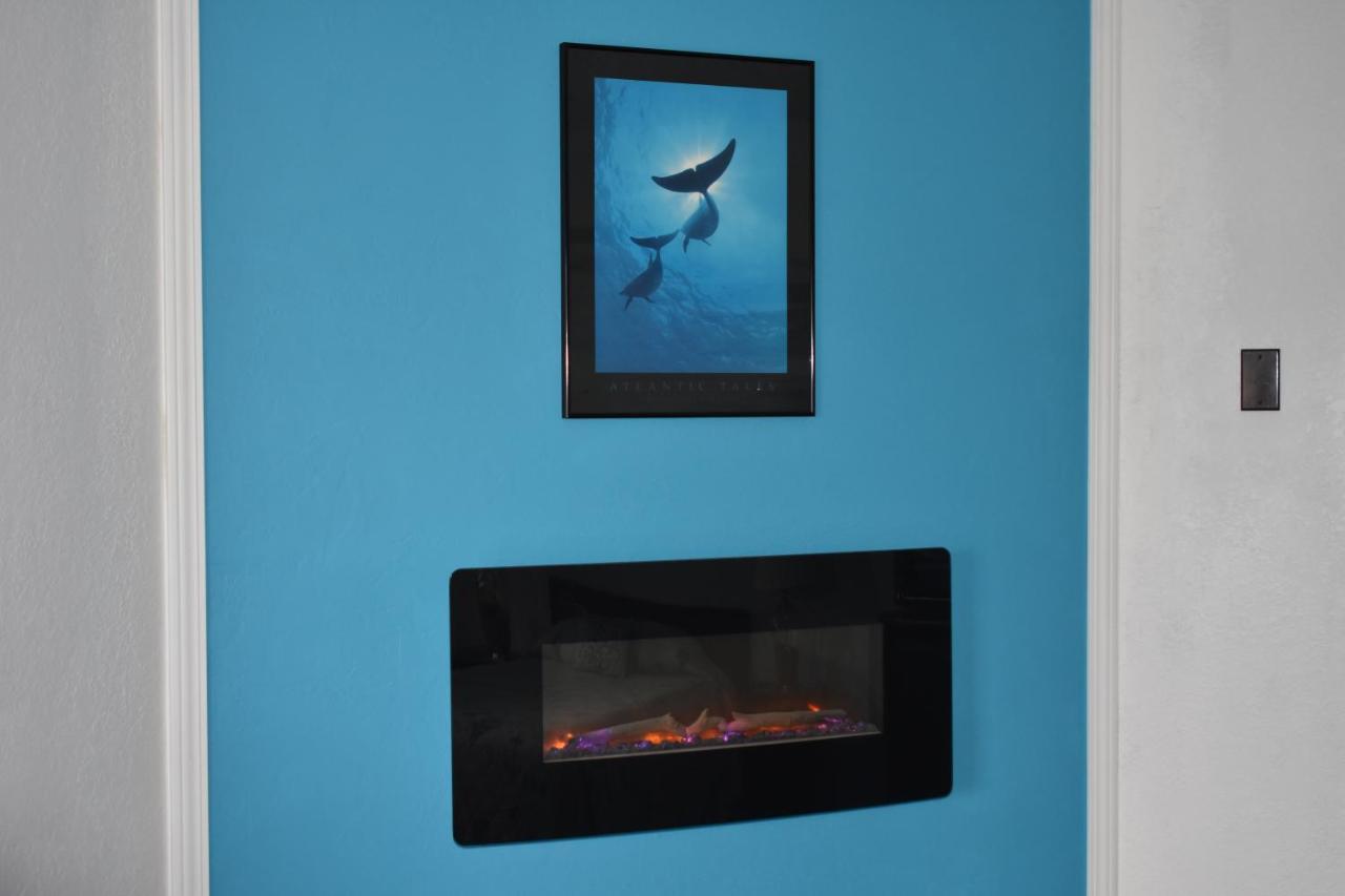 Lighthouse Cove Inn Bandon Exterior foto A wall mounted fireplace