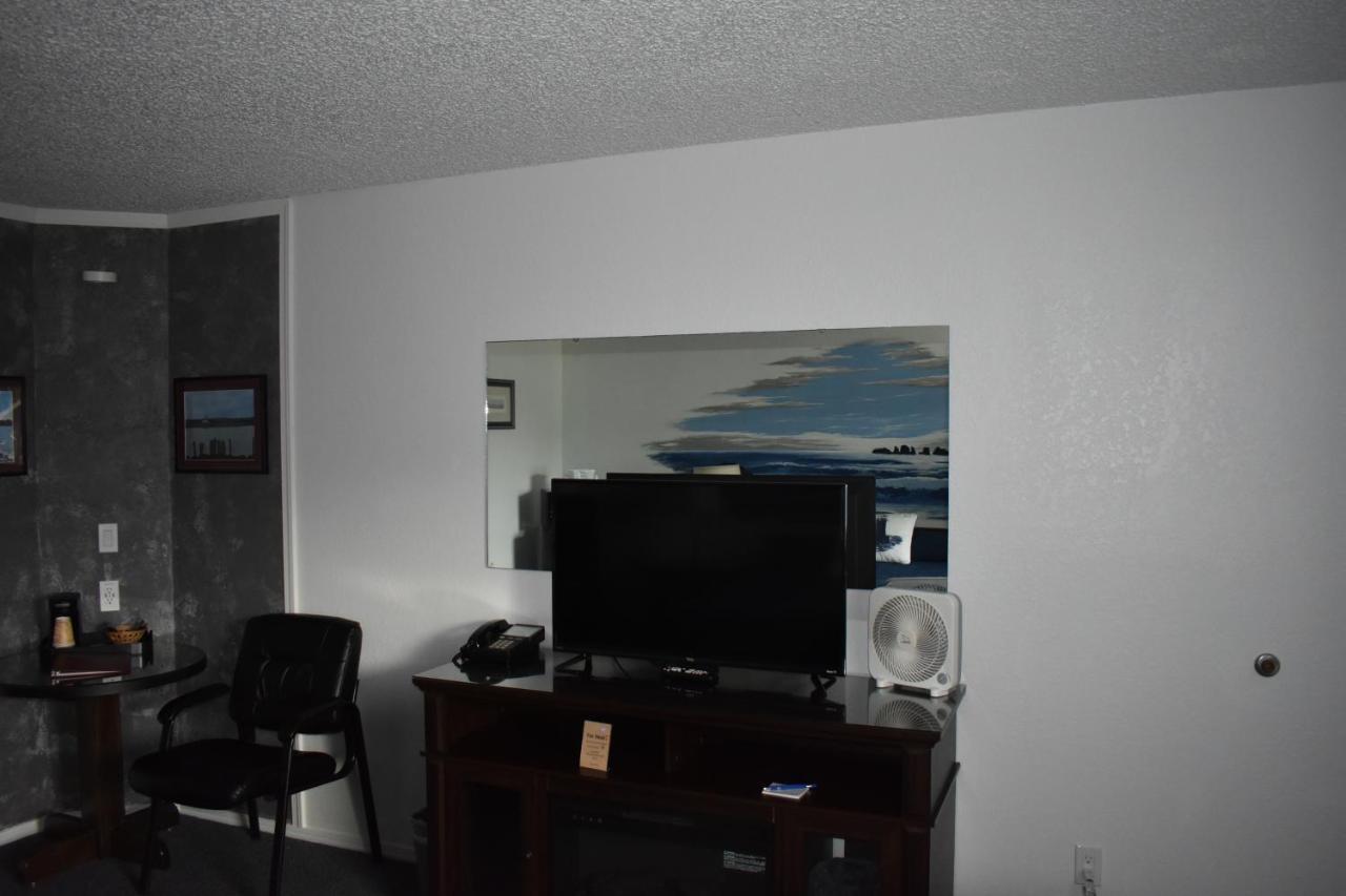 Lighthouse Cove Inn Bandon Exterior foto A room with a two-way mirror