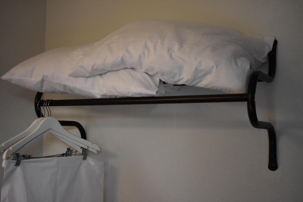 Lighthouse Cove Inn Bandon Exterior foto A wall-mounted coat rack with a pillow on it