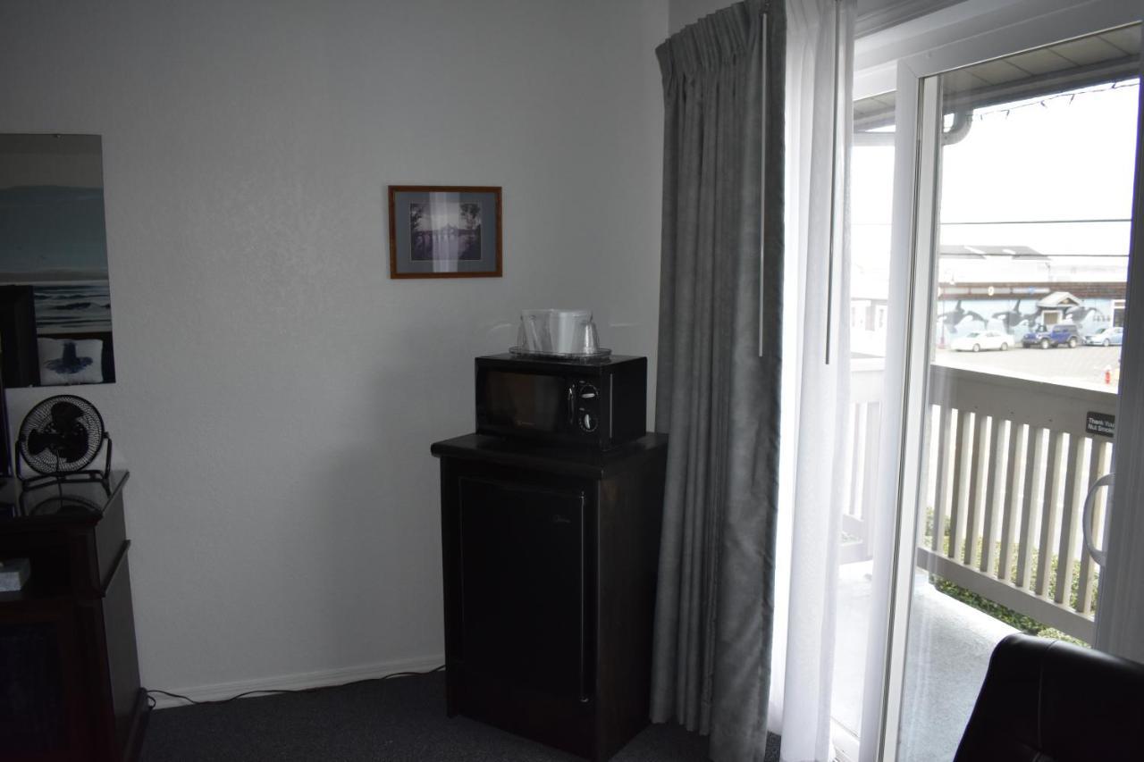 Lighthouse Cove Inn Bandon Exterior foto A typical hotel room with a microwave and a mini-fridge