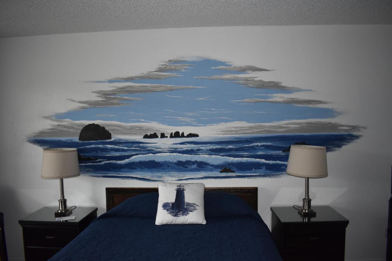 Lighthouse Cove Inn Bandon Exterior foto Mural of the sea at the Inn at the Tides