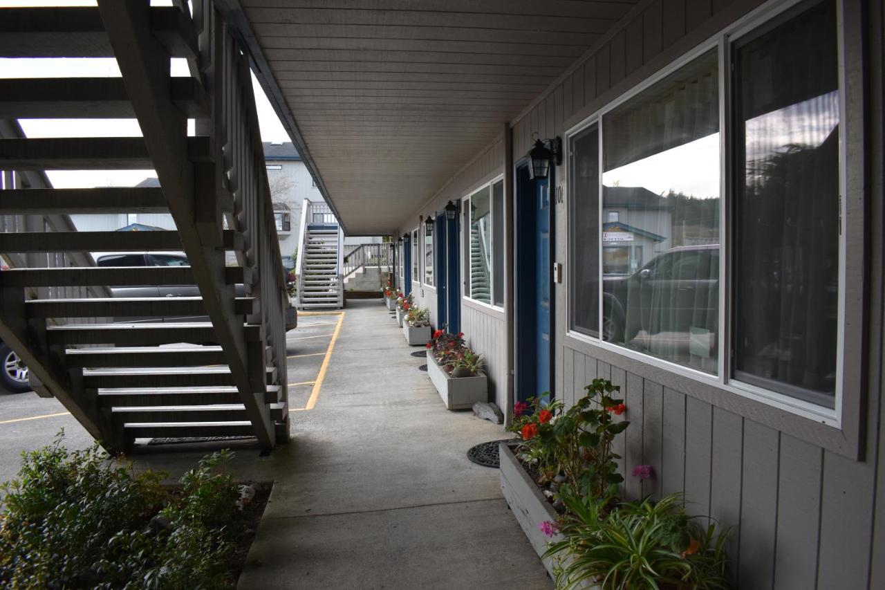 Lighthouse Cove Inn Bandon Exterior foto The exterior of the rooms at the motel