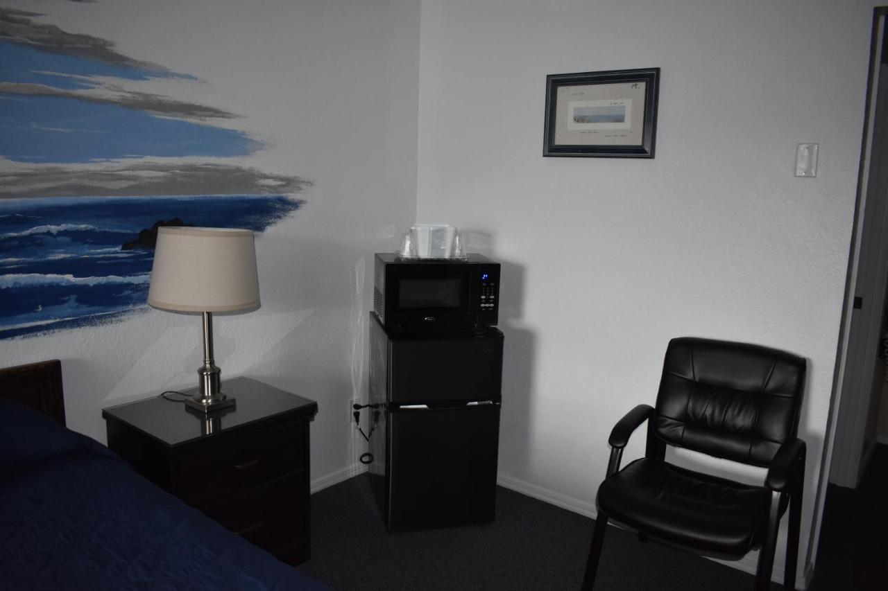 Lighthouse Cove Inn Bandon Exterior foto A typical room at the motel