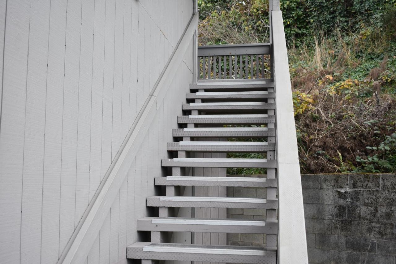 Lighthouse Cove Inn Bandon Exterior foto A straight staircase