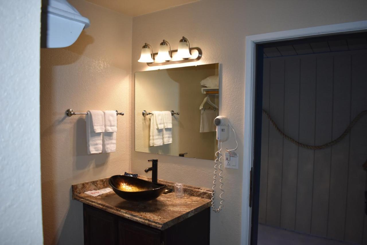 Lighthouse Cove Inn Bandon Exterior foto A bathroom vanity