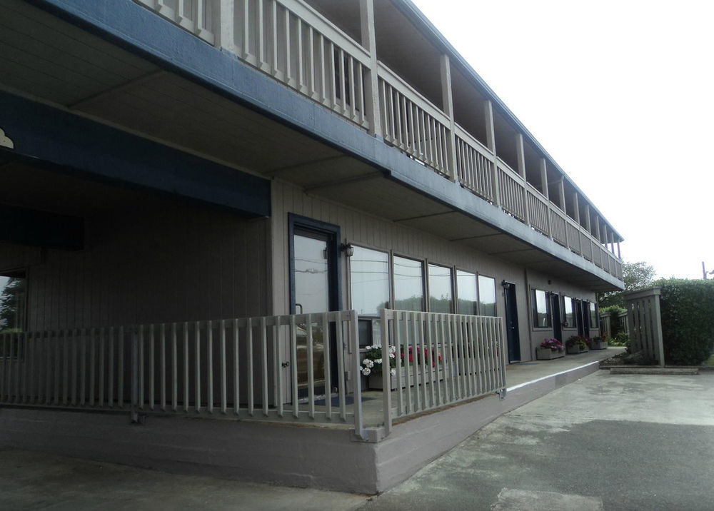 Lighthouse Cove Inn Bandon Exterior foto The hotel in 2011