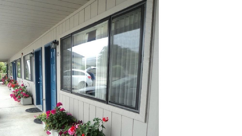 Lighthouse Cove Inn Bandon Exterior foto A set of three sliding windows